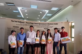 Các sinh viên Việt Nam khóa 2016-2017 tại Trung Tâm Nghiên Cứu Nông Nghiệp Sa Mạc Ramat Negev ở miền Trung Israel trong ngày lễ tốt nghiệp. (Ảnh: Việt Thắng/Vietnam+)