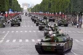 Xe tăng quân đội Pháp diễu binh trên đại lộ Champs-Elysees ngày 14/7. (Ảnh: AFP/TTXVN)