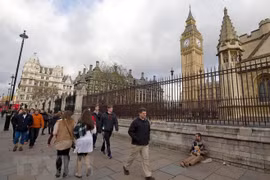 Người dân Anh tại khu vực tòa nhà Quốc hội Anh ở London. (Nguồn: AFP/TTXVN)