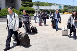 Các phóng viên Hàn Quốc lên máy bay tại sân bay ở Seongnam, đông bắc thủ đô Seoul, để tới Triều Tiên đưa tin về sự kiện dỡ bỏ bãi thử hạt nhân Punggye-ri ngày 23/5. (Ảnh: Yonhap/TTXVN)