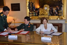 Bộ trưởng Quốc phòng Ngô Xuân Lịch và Bộ trưởng Quốc phòng Pháp Florence Parly ký kết thỏa thuận hợp tác quốc phòng giữa hai nước. (Ảnh: Toàn Trí/TTXVN)