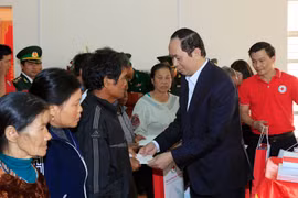 Chủ tịch nước Trần Đại Quang đến thăm, chúc Tết, tặng quà động viên đồng bào dân tộc và các gia đình chính sách tại xã Ia Dom, huyện Đức Cơ, tỉnh Gia Lai. (Ảnh: Nhan Sáng/TTXVN)