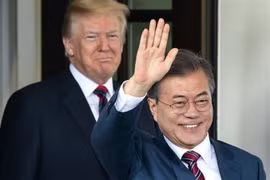 Tổng thống Hàn Quốc Moon Jae-in và người đồng cấp Mỹ Donald Trump. (Ảnh: TTXVN phát)