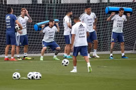 Các cầu thủ đội tuyển Argentina tập luyện tại Barcelona, Tây Ban Nha ngày 5/6 vừa qua. (Ảnh: EPA-EFE/TTXVN)
