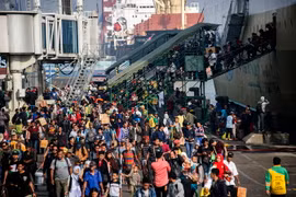 Hành khách xuống tàu khi đến cảng Surabaya ở Đông Java vào ngày 11/6, khi mọi người chào mừng lễ hội Eid al-Fitr. (Nguồn: AFP)