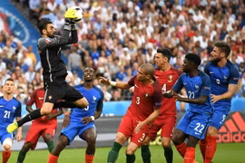 Thủ môn Bồ Đào Nha Rui Patricio, bên trái. (Ảnh: EPA/TTXVN)