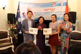 Nguyên Phó Chủ tịch nước Trương Mỹ Hoa trao thẻ hội viên, quyết định công nhận hội viên cho các thành viên của Câu lạc bộ "Vì Hoàng Sa-Trường Sa thân yêu" tại bang New South Wales. (Ảnh: Diệu Linh/TTXVN)