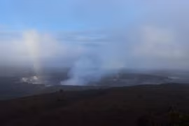 Miệng núi lửa Kilauea trên đảo Hawaii, Mỹ ngày 7/5. (Ảnh: AFP/TTXVN)