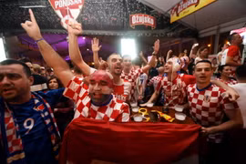 Các cổ động viên Croatia mừng chiến thắng sau khi đội nhà thắng đội tuyển Anh giành quyền vào vòng chung kết. (Ảnh: AFP/TTXVN)