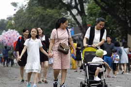 Người dân tới phố đi bộ Hồ Gươm. (Ảnh: Văn Điệp/TTXVN)