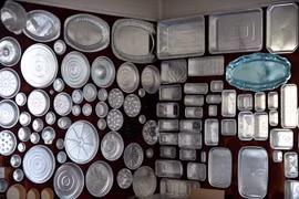 Nhà máy sản xuất khay nhôm ở Saint-Vincent-de-Mercuze của Pháp. (Ảnh: AFP/TTXVN)