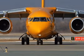 Máy bay Antonov-148 của Hãng hàng không Saratov tại sân bay Vladivostok, Nga ngày 9/2 vừa qua. (Ảnh: THX/TTXVN)