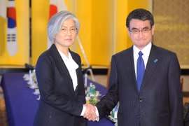 Ngoại trưởng Hàn Quốc Kang Kyung-wha và người đồng cấp Nhật Bản Taro Kono. (Ảnh: AFP/TTXVN)