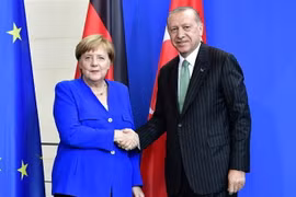 Thủ tướng Đức Angela Merkel (trái) và Tổng thống Thổ Nhĩ Kỳ Recep Tayyip Erdogan trong cuộc họp báo chung sau hội đàm tại Berlin ngày 28/9. (Ảnh: AFP/TTXVN)