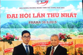 Hoàng Diệu Hưng nhận phần thưởng của Hội Đồng hương Nghệ Tĩnh (Ảnh: Quang Vinh/Vietnam+)