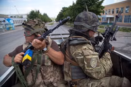 Binh sỹ Ukraine tuần tra tại thành phố miền đông Mariinka ngày 5/6. (Nguồn: AFP/ TTXVN)