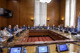 Đặc phái viên LHQ về Syria Staffan de Mistura (thứ nhất, phải). (Nguồn: THX/TTXVN)