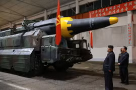 Nhà lãnh đạo Triều Tiên Kim Jong-un (phía trước) kiểm tra loại tên lửa đạn đạo đất đối đất tầm trung Hwasong-12 ngày 15/4. (Nguồn: Yonhap/TTXVN)
