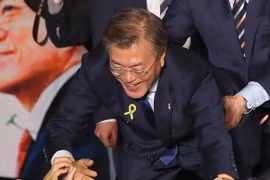 Ông Moon Jae-In (giữa) chia vui cùng những người ủng hộ sau khi kết quả bầu Tổng thống được Ủy ban Bầu cử quốc gia Hàn Quốc công bố, tại Seoul ngày 10/5. (Nguồn: Yonhap/TTXVN)