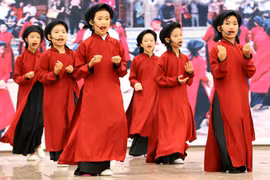 Hát Xoan là di sản đầu tiên trên thế giới được UNESCO đồng ý rút khỏi Danh sách Di sản văn hóa phi vật thể cần bảo vệ khẩn cấp, chuyển sang Danh sách Di sản văn hóa phi vật thể đại diện của nhân loại. (Ảnh: TTXVN)