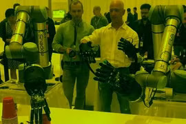 CEO Amazon Jeff Bezos giới thiệu các cánh tay robot thương mại có khả năng cầm nắm đồ vật như con người. (Nguồn: futurism.com) 