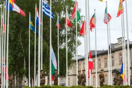 Lễ kéo cờ các thành viên NATO. (Nguồn: NATO CCDCOE)
