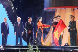 Chủ tịch Quốc hội Nguyễn Thị Kim Ngân trao Huân chương Độc lập hạng Nhất cho chính quyền và nhân dân tỉnh Phú Yên. (Ảnh: Phạm CườngTTXVN)