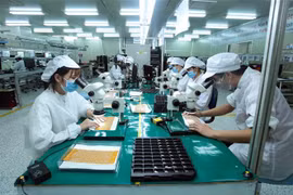 Sản xuất linh kiện điện tử. (Ảnh: Phạm Kiên/TTXVN)
