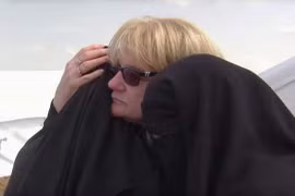 Con và cháu của Khaled Sharrouf đoàn tụ với bà. (Nguồn: ABC News)