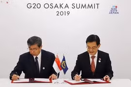 Phó Thủ tướng Singapore Heng Swee Keat và Chủ tịch ADB Takehiko Nakao tại lễ ký kết thỏa thuận. (Nguồn: MCI)