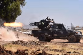 Các lực lượng Syria trong cuộc đụng độ với phiến quân tại khu vực Jabriya, tỉnh Hama. (Nguồn: AFP/TTXVN)