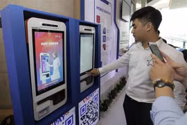 Máy bán hàng tự động không dùng tiền mặt. (Ảnh: Trần Việt/TTXVN)