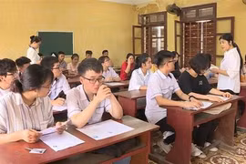 Cán bộ coi thi phổ biến quy chế thi. (Ảnh: Khiếu Tư/TTXVN)