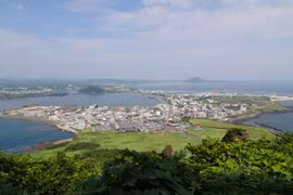 Ngắm một góc Jeju từ đỉnh Mặt Trời mọc Seongsan Ilchulbong. (Ảnh: PV/Vietnam+)