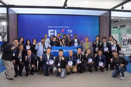 Các đơn vị truyền thông quốc tế cùng các doanh nghiệp nhận giải thưởng Media Picks. (Nguồn: Vietnam+)