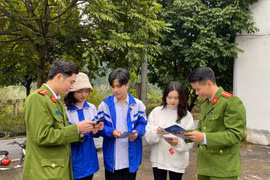 Các chiến sỹ công an tuyên truyền chính sách pháp luật cho các em học sinh trên địa bàn tỉnh. (Ảnh: Báo Lào Cai)
