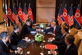 Tổng thống Mỹ Donald Trump (thứ ba, phải) hội đàm với nhà lãnh đạo Triều Tiên Kim Jong-un (thứ ba, trái) tại Sentosa, Singapore ngày 12/6. (Nguồn: AFP/TTXVN)