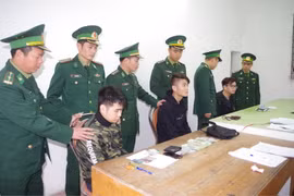 Ba người nước ngoài bị bắt khi dùng thẻ ATM giả rút tiền tại Hạ Long. (Ảnh: Trung Nguyên/TTXVN)