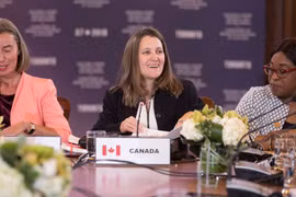 Ngoại trưởng Canada Chrystia Freeland (giữa) tham gia một phiên thảo luận trong khuôn khổ hội nghị G7. (Nguồn: Canadian Press)