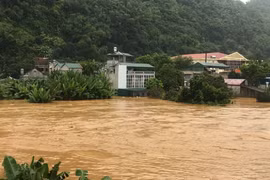 Mưa lớn khiến suối Pàn chảy qua thị trấn Hát Lót, huyện Mai Sơn, tỉnh Sơn La dâng cao gây ngập lụt hàng chục nhà dân. (Ảnh: Nguyễn Cường/TTXVN)