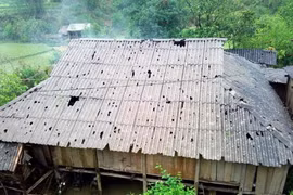 Nhà dân tại xã Xuân La, huyện Pác Nặm bị hư hại sau mưa đá kèm giông lốc. (Ảnh: Bùi Đức Hiếu/TTXVN)