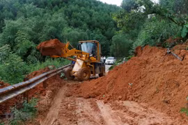 Sạt lở đất vùi lấp đường tại xã Đại Lịch, huyện Văn Chấn, Yên Bái do ảnh hưởng của bão số 3. (Ảnh: Việt Dũng/TTXVN)
