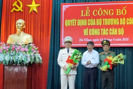 Lãnh đạo thành phố Đà Nẵng tặng hoa cho ông Vũ Xuân Viên (trái) và ông Lê Văn Tam (phải). (Ảnh: Nguyễn Sơn/TTXVN)