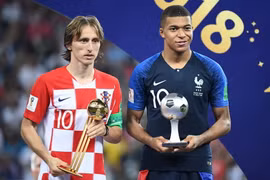 Tiền vệ Luka Modric (trái) của tuyển Croatia đã giành được danh hiệu Quả bóng Vàng còn Kylian Mbappe (phải) của Pháp được trao danh hiệu Cầu thủ trẻ xuất sắc nhất. (Nguồn: AFP/TTXVN)