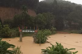 Nước từ sông Hồng dâng cao tràn vào nhiều điểm ở xã Báo Đáp, huyện Trấn Yên (Yên Bái) gây ngập úng nặng. (Ảnh: TTXVN)