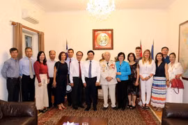 Phó Thủ tướng, Bộ trưởng Bộ Ngoại giao Phạm Bình Minh chụp ảnh cùng cán bộ, nhân viên Đại sứ quán, đại diện cộng đồng người Việt tại Hy Lạp. (Ảnh: Ngự Bình/TTXVN)