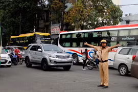 Cảnh sát giao thông điều tiết giao thông tại bến xe Miền Đông giờ cao điểm. (Ảnh: Hoàng Hải/TTXVN)