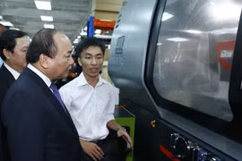 Thủ tướng Nguyễn Xuân Phúc đến thăm và làm việc với Trường Đại học Việt Đức tháng 6/2017. (Ảnh: Thống Nhất/TTXVN)