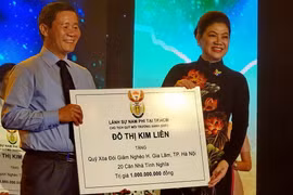 Bà Đỗ Thị Kim Liên (phải), Lãnh sự danh dự Cộng hòa Nam Phi trao các tấm séc tượng số tiền hỗ trợ cho đại diện các địa phương. (Ảnh: Thế Anh/TTXVN)