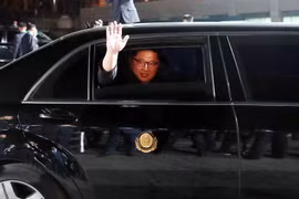 Nhà lãnh đạo Triều Tiên Kim Jong-un vẫy chào phái đoàn nước chủ nhà Hàn Quốc để trở về nước, tại làng đình chiến Panmunjom tối 27/4. (Nguồn: Yonhap/TTXVN)